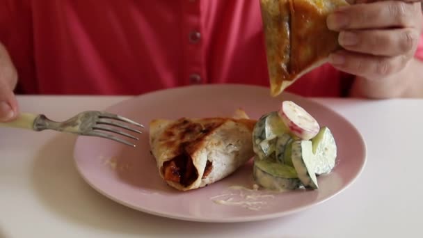 Frau Isst Salat Und Ungesundes Frittiertes Aus Nächster Nähe Essen — Stockvideo