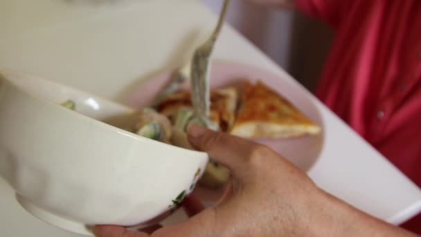 サラダと不健康な揚げ物を食べる女性がクローズアップ 食べ物 — ストック動画