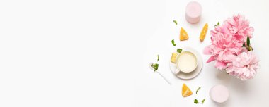 Gri bir arka plan üzerinde çay, bezelye çiçekleri, taze portakal, nane ve şeker fincan ile Kompozisyon. Düz döşeme, üst görünüm.