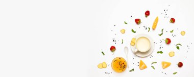 Zencefil çayı, şeker küpleri, çilek, zencefil parçaları, portakal ve nane yaprakları bir fincan Düz yatıyordu kavramı. Daire şeklinde düzenlenmiş nesneler