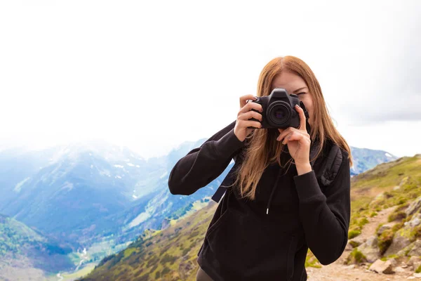 波兰塔特拉斯绿色山丘在夏季。年轻女子与背包拍照多彩的风景. — 图库照片
