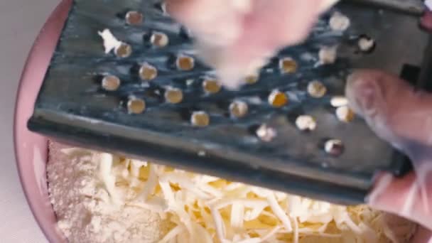 Cocinar frota mantequilla rallada sobre harina blanca — Vídeos de Stock