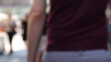 Bulanık kalabalık arka plan. Görüntüleri sokakta yürüyen insanların kalabalık arka plan bulanık.