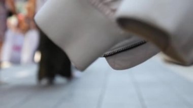 Bulanık kalabalık arka plan. Görüntüleri sokakta yürüyen insanların kalabalık arka plan bulanık.