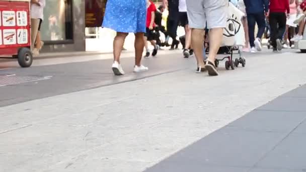 พื้นหลังฝูงชนไม่ชัดเจน ภาพเบลอของฝูงชนที่เดินบนถนน . — วีดีโอสต็อก