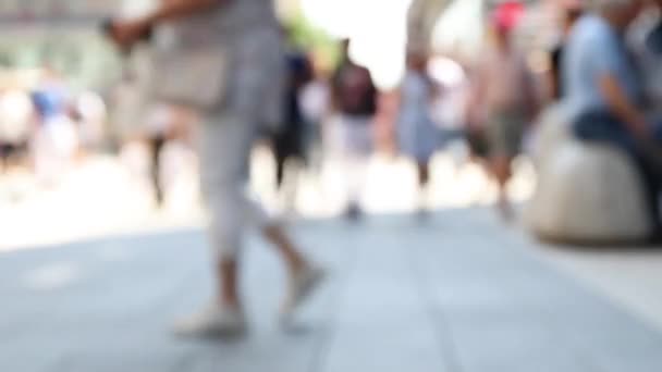 Blurry crowd background. Footage blurred background of crowd of people walking on the street. — Stock Video
