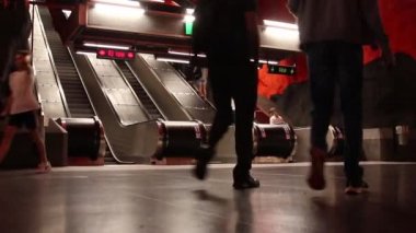 Stockholm, Isveç-Haziran 7 2019: Solna Centrum istasyonunda Underground metro veya Tunnelbana platformunun yakınında yürüyen merdiven görünümü.