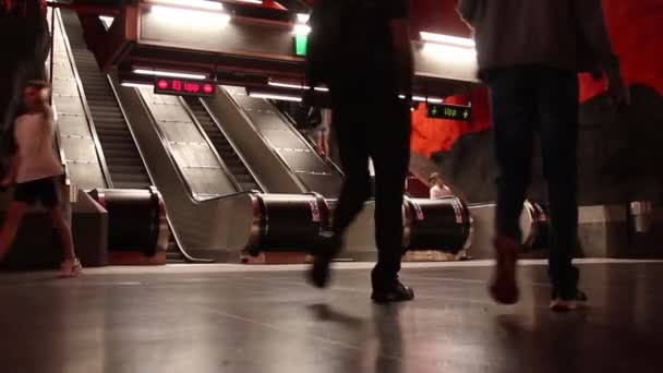 Stockholm, Schweden - 7. Juni 2019: Blick auf Rolltreppe in Bahnsteignähe der U-Bahn oder Tunnelbana am Bahnhof Solna Centrum. — Stockvideo