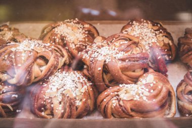 Bir süpermarket veya fırınında vitrinde çeşitli pişirme çörekleri