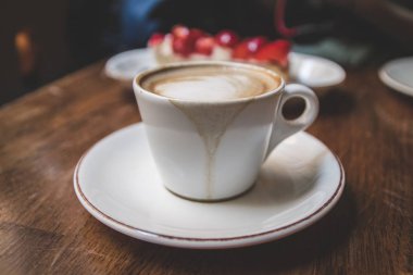 Kek ile latte kahve beyaz fincan