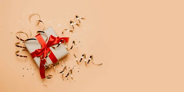 Fiesta de Navidad 2020 celebración hecho a mano cajas de regalo de papel de oro brilla fondo con espacio de copia . —  Fotos de Stock