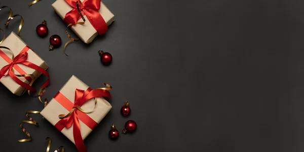 Noel tatil kutlama kağıt hediye kutuları altın kırmızı Noel topları ile parılta. Presents sarılmış şerit düz yatıyordu üst görünüm mockup — Stok fotoğraf