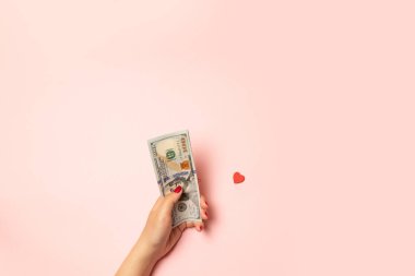 Dolar para arka plan merkezinde bakır bronz kalp şekli