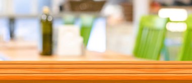 Kafe restoran veya kahve dükkanı pencere iç soyut bulanıklık defocused ile boş ahşap masa üstü