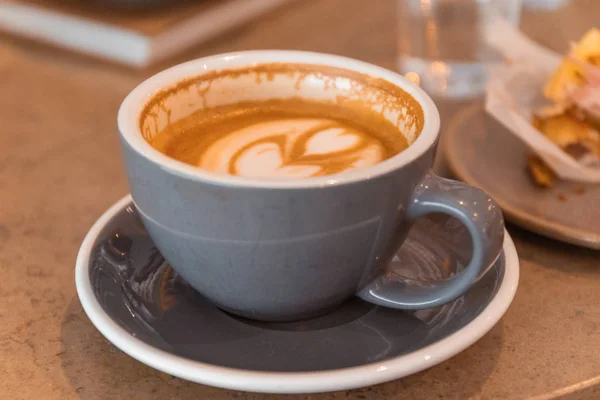 Kaffeetasse im Café — Stockfoto