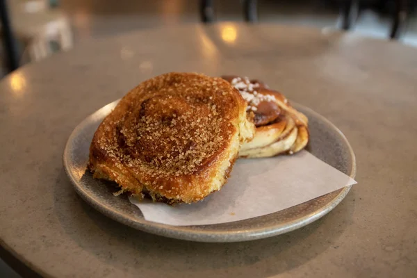 Tarçın çörekler ve kahve fincan yapılmış yaratıcı düzeni.