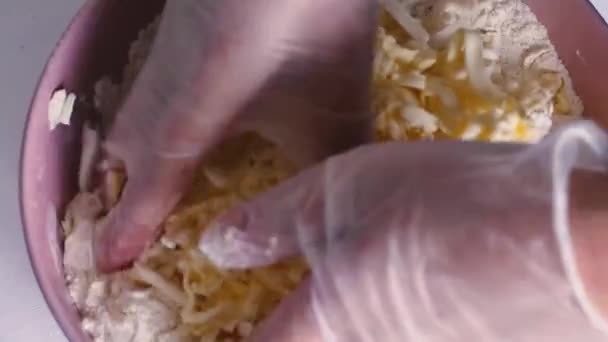 Kuchařka nastrouhaná máslem na bílé mouce v růžové masce. Samičí ruce připravují těsto na pečení. — Stock video