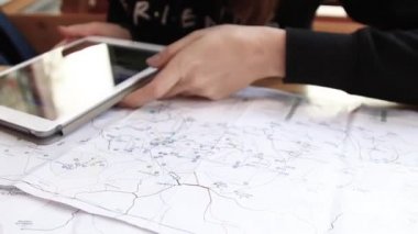 Sevimli kız Portresi tablet pc tutar, taşınabilir bilgisayarda tarama