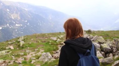 Pitoresk manzaralar çeken bir kadın. Genç kadın fotoğrafçı dağlarda dijital kamera ile fotoğraf çekiyor. Seyahat ve aktif yaşam tarzı konsepti