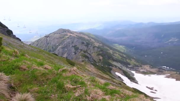 Prachtig uitzicht op de groene bergvallei in het zonlicht, in de zomer. Kasprowy Wierch, Polen. — Stockvideo