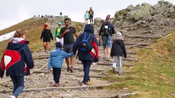 Kasprowy Wierch, Polonya 12 Haziran 2019: Birçok kişi dağlarda seyahat ve zirveye tırmanmak. — Stok video