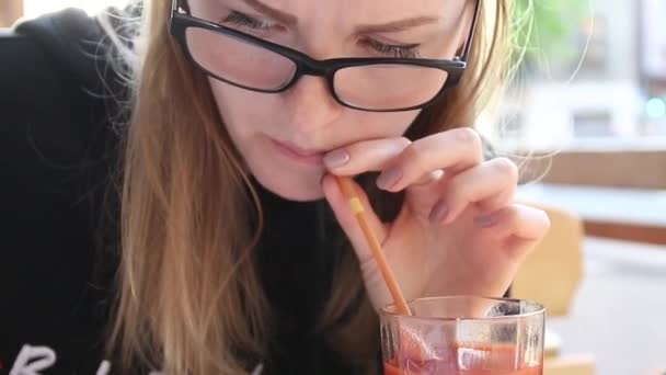 Kobieta pije czerwony pomidor warzywny sok Smoothie z plastikową rurą. — Wideo stockowe