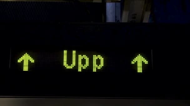 Placa eletrônica com setas no metrô — Vídeo de Stock