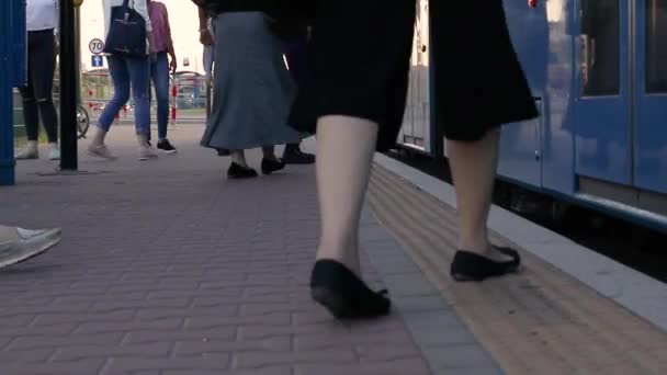 Краків, Польща-Червень 3 2019: знімати близько людей з ніг йти в трамваї. Святкові виробники інтернат трамвай — стокове відео