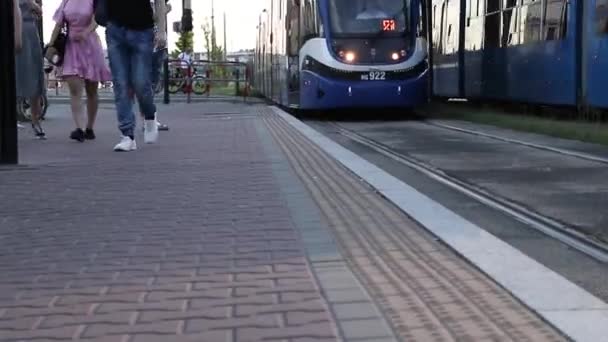 Cracovie, Pologne - 3 juin 2019 : Décollage à proximité des pieds du public dans le tramway. Les vacanciers embarquent dans un tram — Video