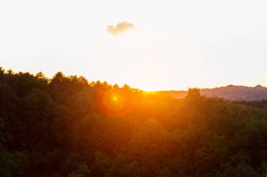 güzel dağ orman manzara gökyüzü.