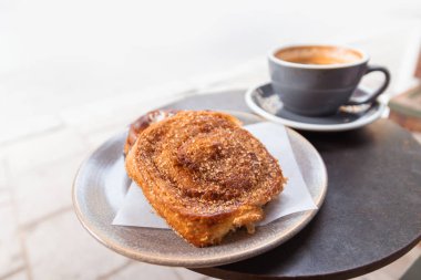 Kahve fincan ıstırabı pudra şekeri ile sıcak tarçın topuzun