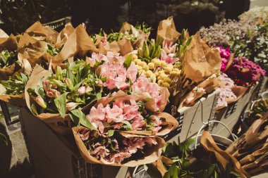 Piyasada çiçek Güzel buketleri.