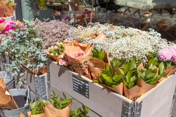 Стокгольм, Швеция 7 июня 2019 года: Букеты цветов по цене в цветочном магазине — стоковое фото