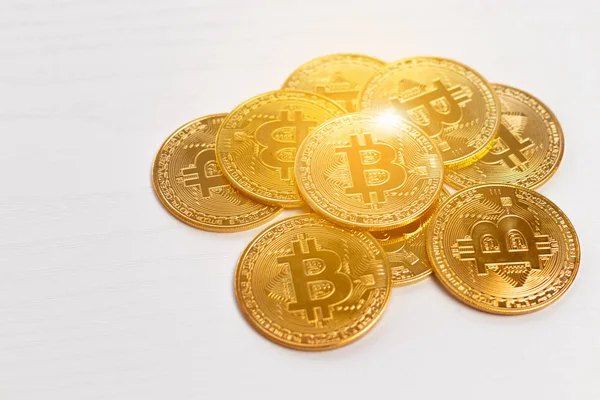 Moneta d'oro Bitcoin sul tavolo. Contesto della valuta virtuale — Foto Stock