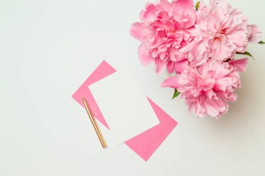 Şakayık dalı ile Minimalist kart düzeni, çiçek, zanaat zarf, çiçek, düz yatıyordu, üst görünümü