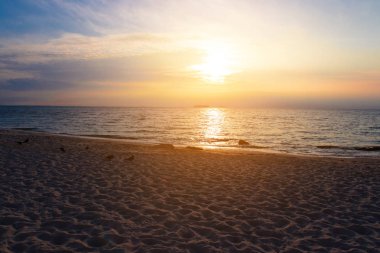 Sahilde güzel bir tropikal gün doğumu.