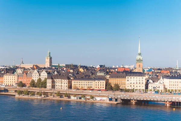 Stockholm Sodermalm bölgesinde Old Town iskelemimarisinin yaz görünümü, İsveç