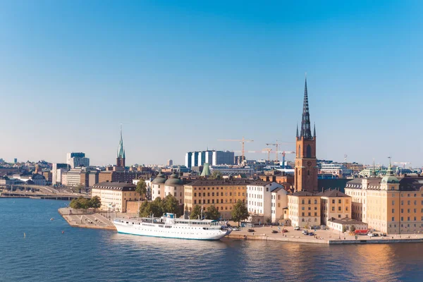 Stockholm Sodermalm bölgesinde Old Town iskelemimarisinin yaz görünümü, İsveç