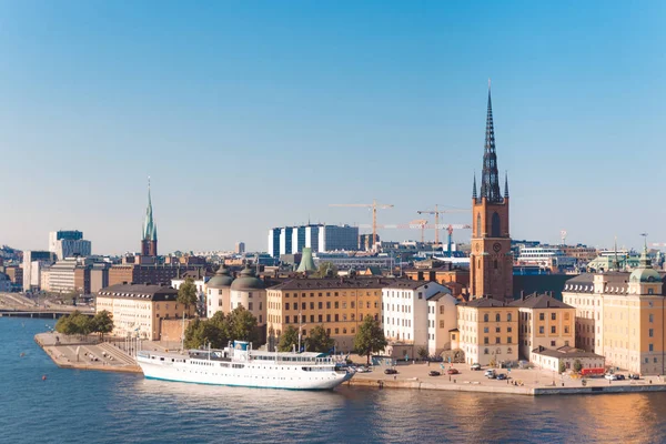 Vista de verão da arquitetura do cais da Cidade Velha no distrito de Sodermalm, em Estocolmo, Suécia — Fotografia de Stock