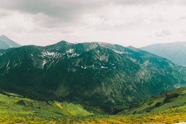 Yaz aylarında Kars'tan Kasprowy Wierch'e kar ile yeşil dağlar tepelerin güzel panorama.