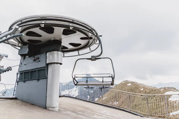 Začátek cesty lanway. Lyžařské křeslo v Zakopaného Ski letovisku Tatra — Stock fotografie