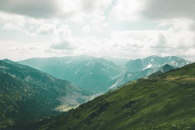 Kasprowy Wierch dağının tepesinden görünüm. Tatry, Polonya.