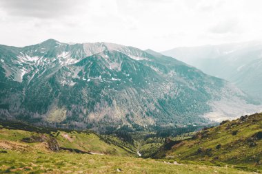 Kasprowy Wierch dağının tepesinden görünüm. Tatry, Polonya.