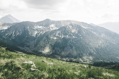 Kasprowy Wierch dağının tepesinden görünüm. Tatry, Polonya.