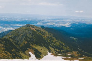 Kasprowy Wierch dağının tepesinden görünüm. Tatry, Polonya.