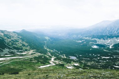 Kasprowy Wierch dağının tepesinden görünüm. Tatry, Polonya.