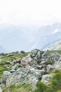 Kasprowy Wierch turist yolu. Dağlarda yüksek kayalık iz.