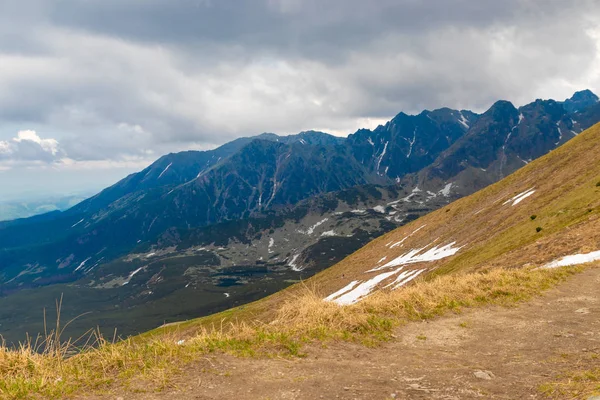 카스프로위 위어치 산 꼭대기에서 바라보는 경치. 타트리, 폴란드. — 스톡 사진