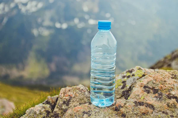 Zuiver water in plastic flessen op de steen tegen de achtergrond van een schilderachtig uitzicht Zakopane Tatra gebergte — Stockfoto