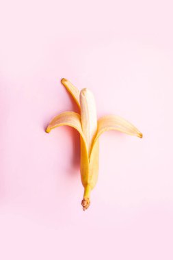 Yaz vitamini kavramı. Metin için kopya alanı ile pembe arka plan üzerinde tatlı açılan muz Düz kompozisyon.